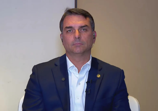 Flávio Bolsonaro diz que condenados pelo 8 de Janeiro subirão rampa do Planalto em 2027