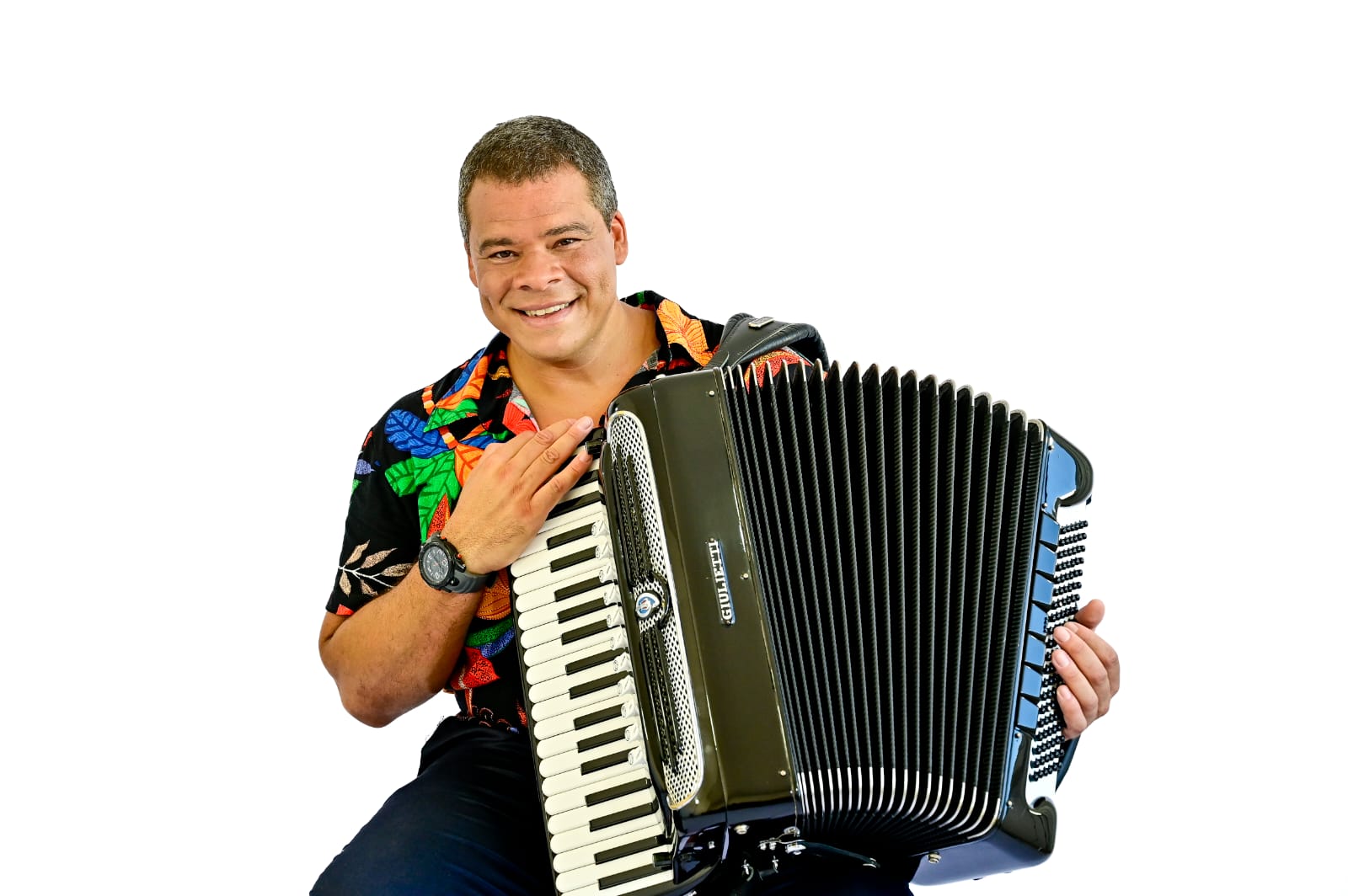 Cantor, compositor e sanfoneiro baiano Júlio César, se apresenta neste sábado (30) no Armazém Convention, em Lauro de Freitas